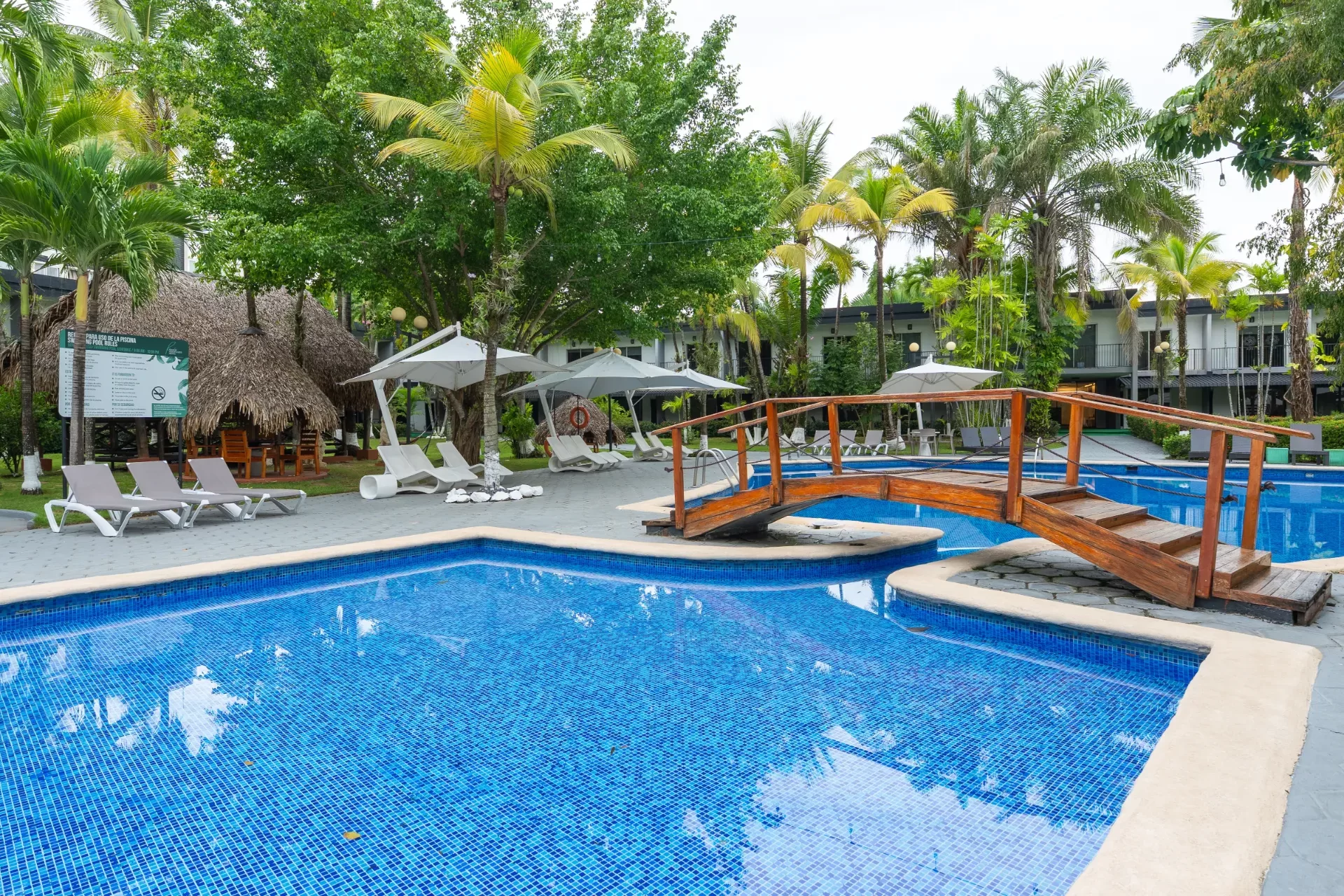 riande - Piscina y Jacuzzi