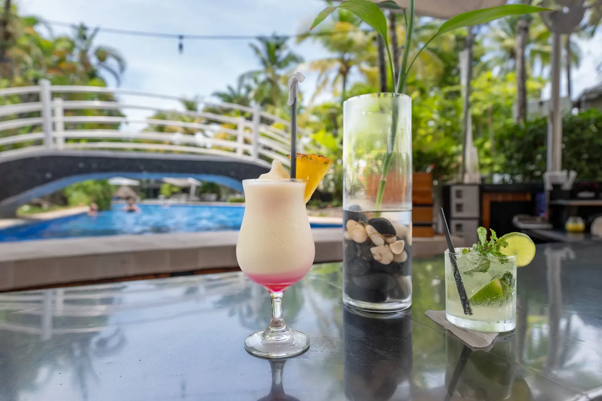 Pool Bar H2O & BBQ